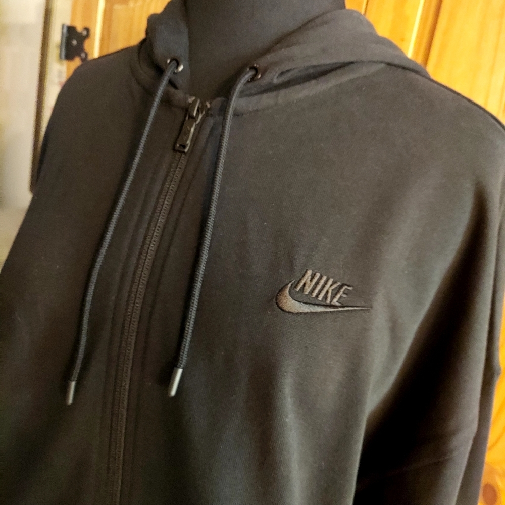 Nike - Picture 2 of 9